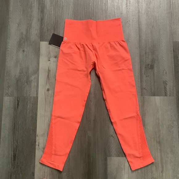 SENITA ATHLETICS Beyond Seamless 7/8 Capris - Picture 2 of 2